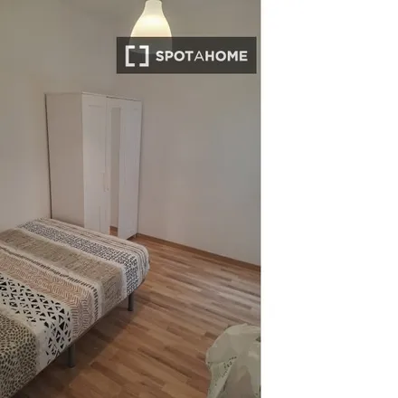 Rent this 3 bed room on Cat Bag in Avinguda de Gaudí, 31