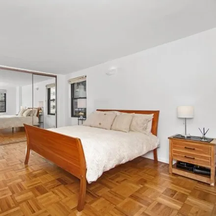 Image 6 - 301 East 69th Street, New York, NY 10021, USA - Apartment for sale
