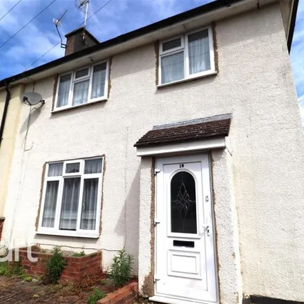 Rent this 3 bed duplex on The Greenway in Slough, SL1 5LJ