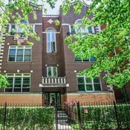 Rent this 3 bed apartment on 4231-4233 North Kenmore Avenue in Chicago, IL 60613