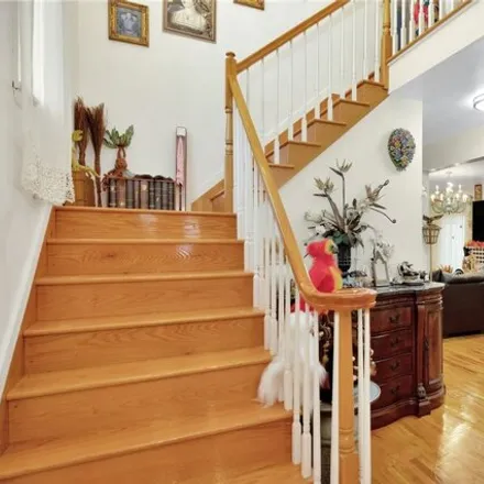 Image 3 - 150-111 Powells Cove Boulevard, New York, NY 11357, USA - House for sale