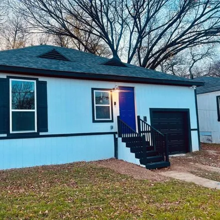 Rent this 3 bed house on 331 Avenue J in Dallas, TX 75203