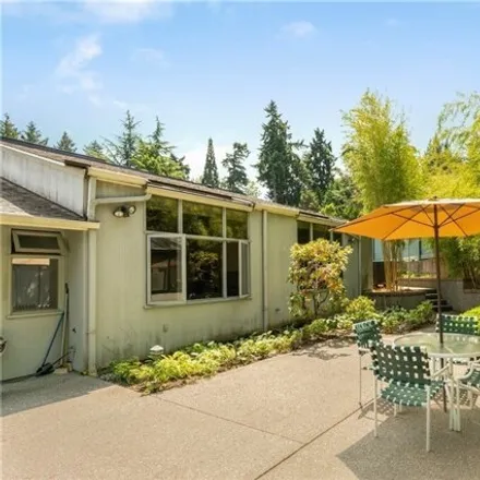 Image 7 - South Parking Lot, Southeast 26th Street, Mercer Island, WA 98040, USA - House for sale