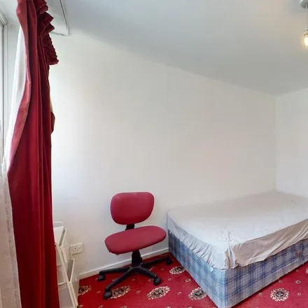 Rent this 3 bed room on Holcroft Court in Clipstone Street, East Marylebone