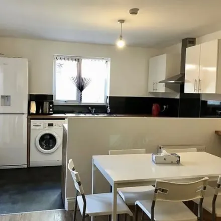 Rent this 5 bed townhouse on Liverpool Road in Penwortham, PR1 9XE