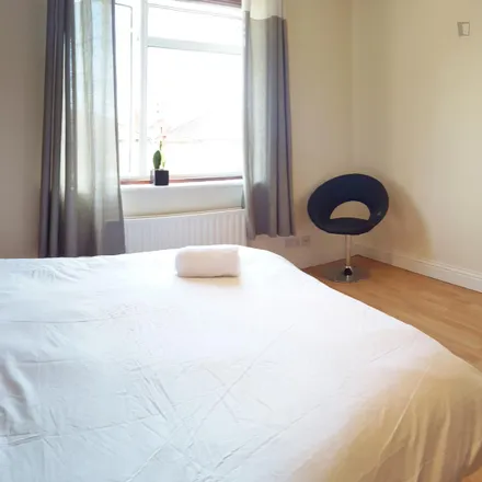 Image 4 - Kingsdown Avenue, London, W3 7UA, United Kingdom - Room for rent