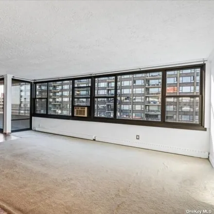 Image 3 - 166-41 Powells Cove Boulevard, New York, NY 11357, USA - Apartment for sale