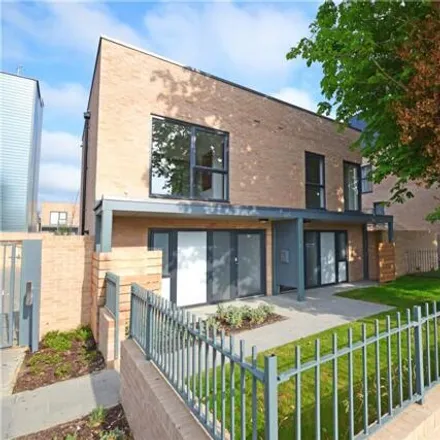 Rent this 2 bed duplex on 84 Clifton Road in Cambridge, CB1 3FE