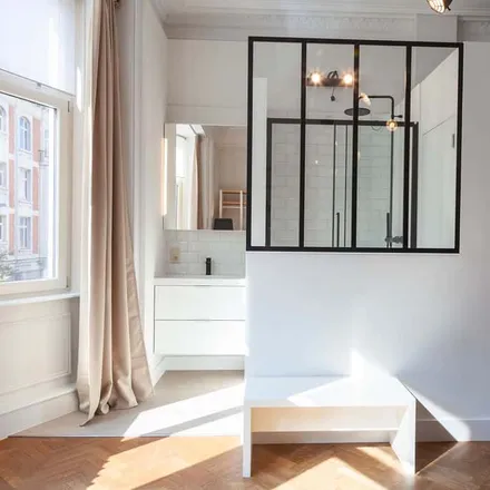 Rent this 7 bed room on Rue Alphonse Renard - Alphonse Renardstraat 82 in 1180 Uccle - Ukkel, Belgium