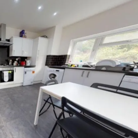 Rent this 6 bed townhouse on Back Richmond Mount in Leeds, LS6 1BY