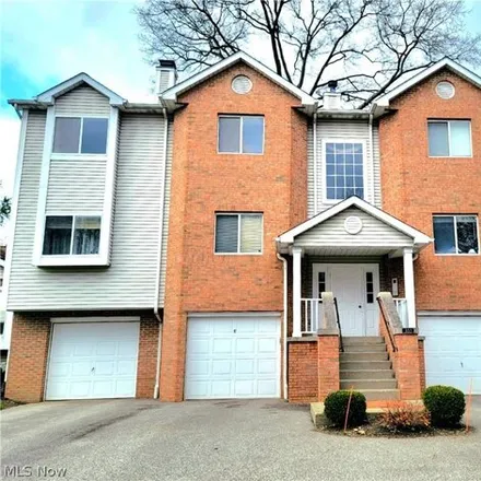 Buy this 3 bed condo on 373 Village Point Drive in Akron, OH 44313