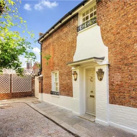 Image 2 - 10 Holly Berry Lane, London, NW3 6QT, United Kingdom - House for sale