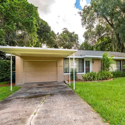 Buy this 3 bed house on 1324 Crestview Drive in Mount Dora, FL 32757