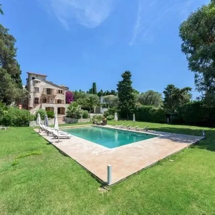 Rent this 8 bed apartment on Place du Général de Gaulle in 06600 Antibes, France