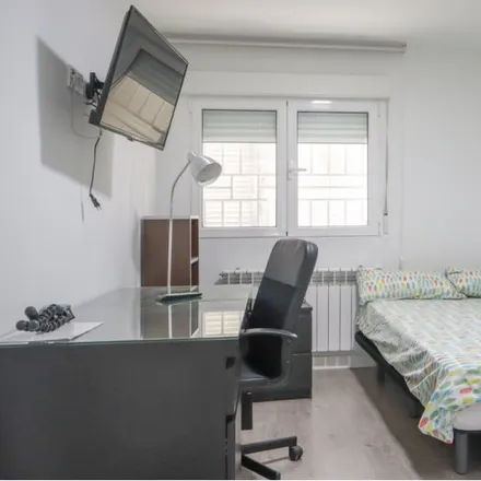Rent this 4 bed room on Centro de Formación Ocupacional Los Cármenes in Calle Escalonilla, 28047 Madrid