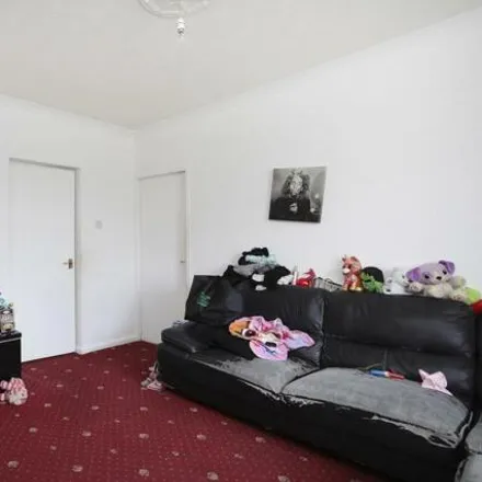 Image 3 - Knights Way, London, IG6 2RS, United Kingdom - Apartment for sale