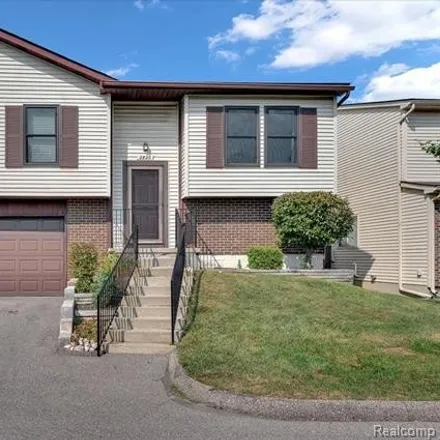 Buy this 3 bed condo on 2820 Roundtree Drive in Troy, MI 48083