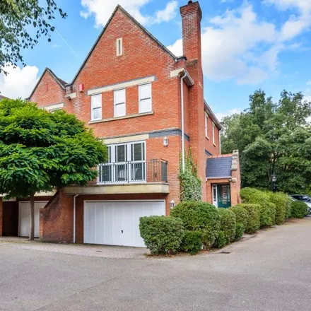Image 1 - Pinel Close, Virginia Water, GU25 4SP, United Kingdom - Townhouse for rent