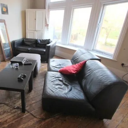 Rent this 3 bed apartment on The Crescent in Leeds, LS6 2UZ