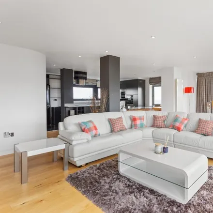 Rent this 3 bed apartment on 30 Ravelston Heights in City of Edinburgh, EH4 3NN