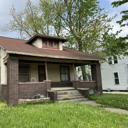 Buy this 3 bed house on 1209 South Main Street in Bloomington, IL 61701