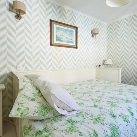 Rent this 3 bed room on Rua do Hangar in 2765-446 Cascais e Estoril, Portugal