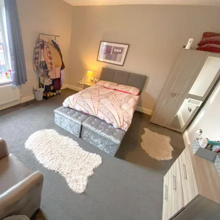 Rent this 5 bed room on Clifford Place in Churwell, LS27 7PP