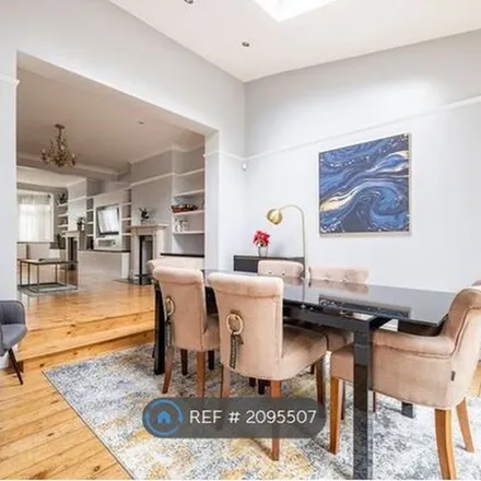 Rent this 6 bed apartment on Hillcourt Avenue in London, N12 8EY