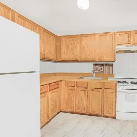 Image 4 - 704 E 182nd St, New York, 10457 - House for sale