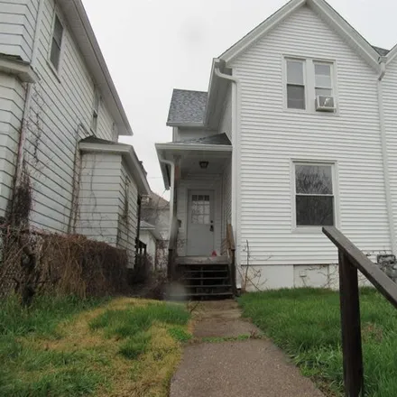 Rent this 2 bed house on 916 Charlotte Avenue in Davenport, IA 52803