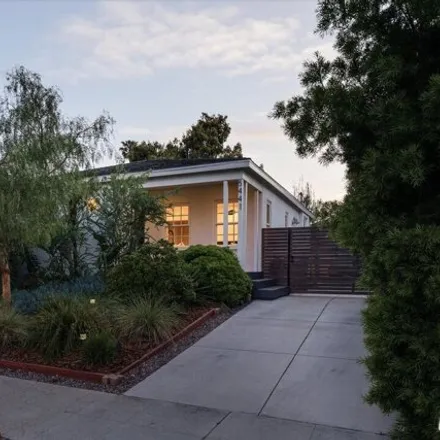 Image 2 - 5483 Cartwright Avenue, Los Angeles, CA 91601, USA - House for sale