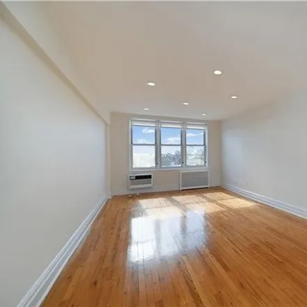 Image 7 - The Viking, 1625 Emmons Avenue, New York, NY 11235, USA - Apartment for sale