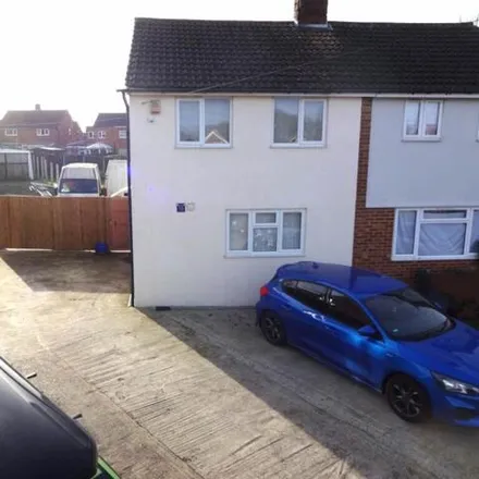Buy this 3 bed duplex on Lilac Grove in Luton, LU3 3JG
