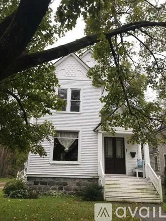 Rent this 5 bed house on 521 W Walnut St