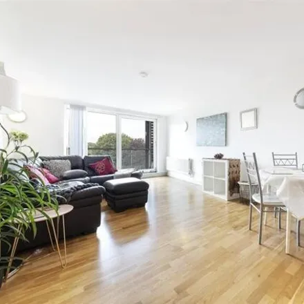 Rent this 2 bed apartment on Costcutter in High Road, London
