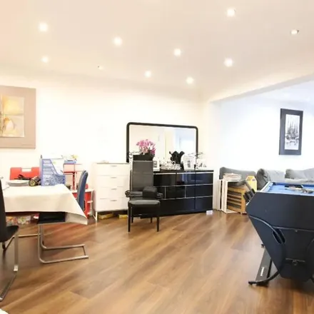 Rent this 6 bed duplex on Great North Way in London, NW4 1HS