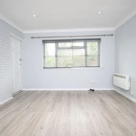 Image 2 - Old Station Approach, Leatherhead, KT22 7TB, United Kingdom - Apartment for rent