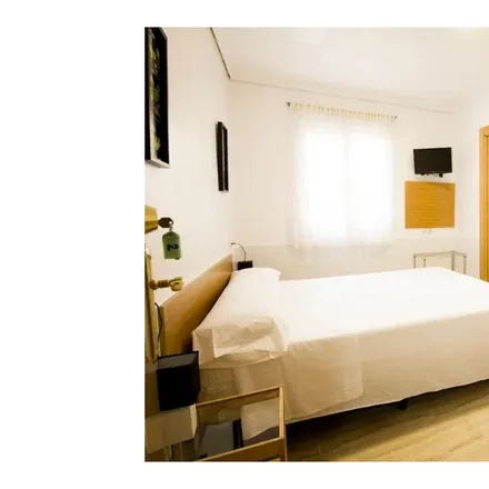 Image 9 - Carrer de Caudiel, 46011 Valencia, Spain - Apartment for rent