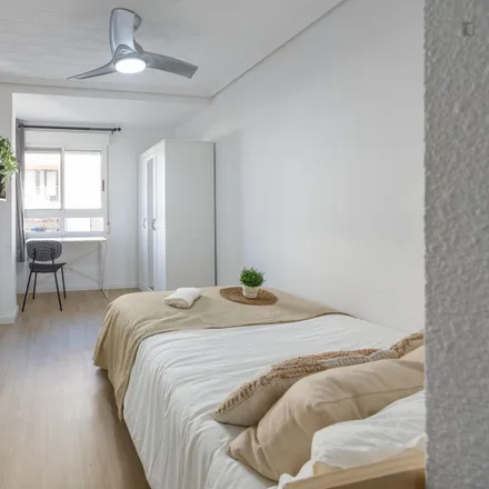 Rent this 5 bed room on Carrer del Doctor Vicent Zaragozà in 9, 46020 Valencia