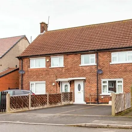 Buy this 3 bed townhouse on Moorfield Avenue in Bolsover, S44 6EF