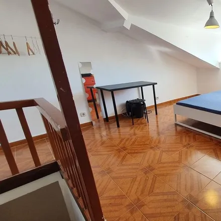 Rent this 3 bed room on Rua dos Cordoeiros