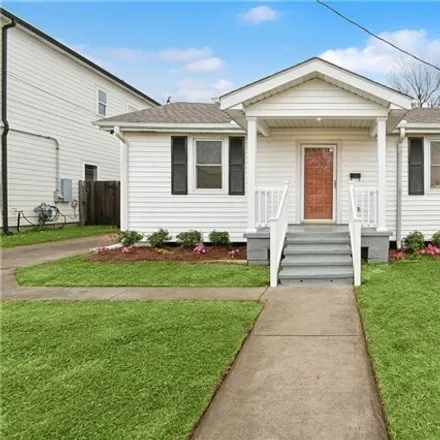 Buy this 3 bed house on 569 East William David Parkway in Metairie, LA 70005