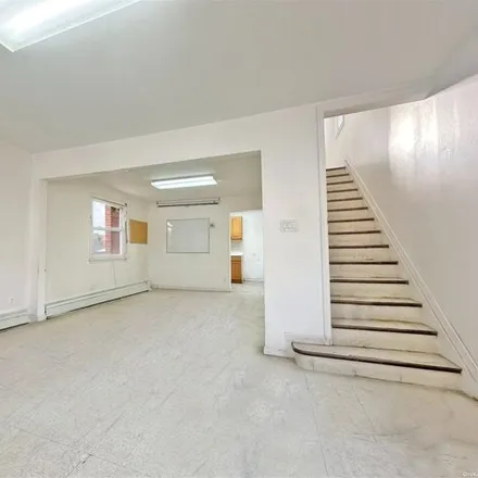 Image 2 - 43-64 Bowne Street, New York, NY 11355, USA - House for sale