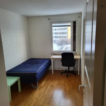 Rent this 4 bed apartment on Huvudsta Centrum in Storgatan 70, 171 55 Solna kommun