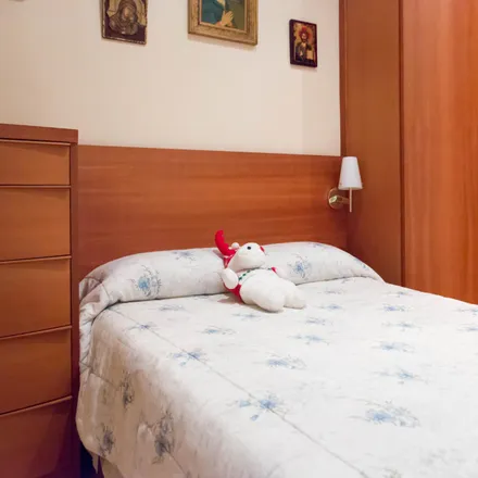 Rent this 2 bed room on Carrer del Comte Borrell in 92, 08001 Barcelona