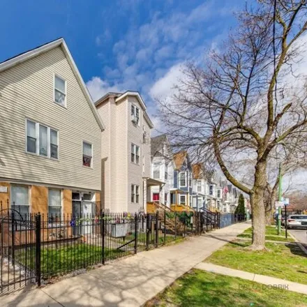 Buy this 11 bed house on 1708 North Kedvale Avenue in Chicago, IL 60639