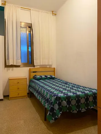 Rent this 4 bed room on Carrer de Nàpols in 25, 08013 Barcelona
