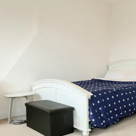 Rent this 4 bed room on Moreton Street in London, SW1V 2QP