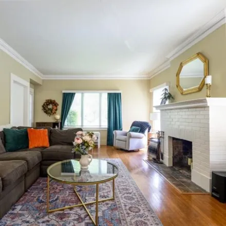 Image 3 - 1405 Bellevue Avenue, Burlingame, CA 94101, USA - House for sale