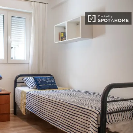 Rent this 3 bed room on Calle de Jaraíz de la Vera in 28011 Madrid, Spain